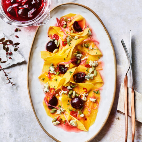 pompoen crudo met kersenpickle en blauwe kaas