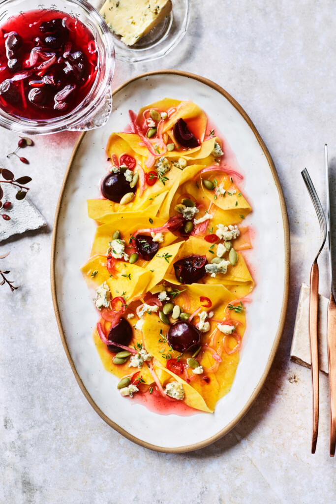 pompoen-crudo met kersenpickle & blauwe kaas