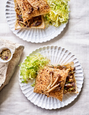 aubergine-miso-ragout met bundelzwammen en bladerdeeg