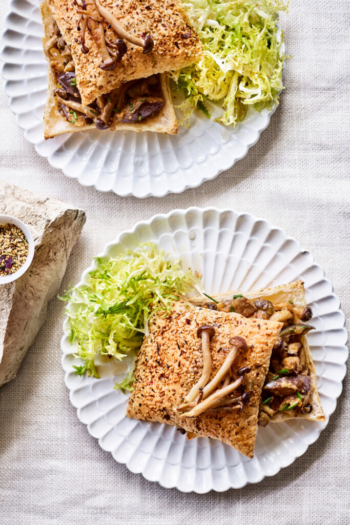 aubergine-miso-ragout met bundelzwammen en bladerdeeg
