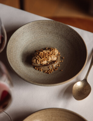 geroosterde aardpeer met koffiecrème en knapperige boekweit