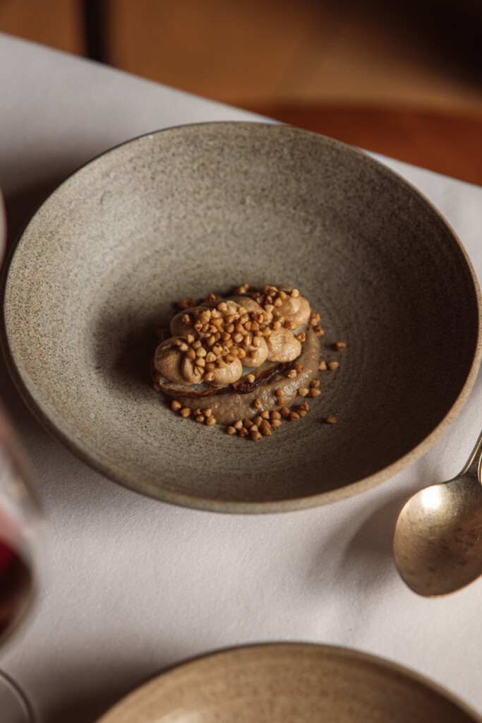 geroosterde aardpeer met koffiecrème en knapperige boekweit