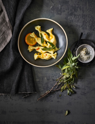 gevulde karamellen met stracciatella, sinaasappelboter & salie