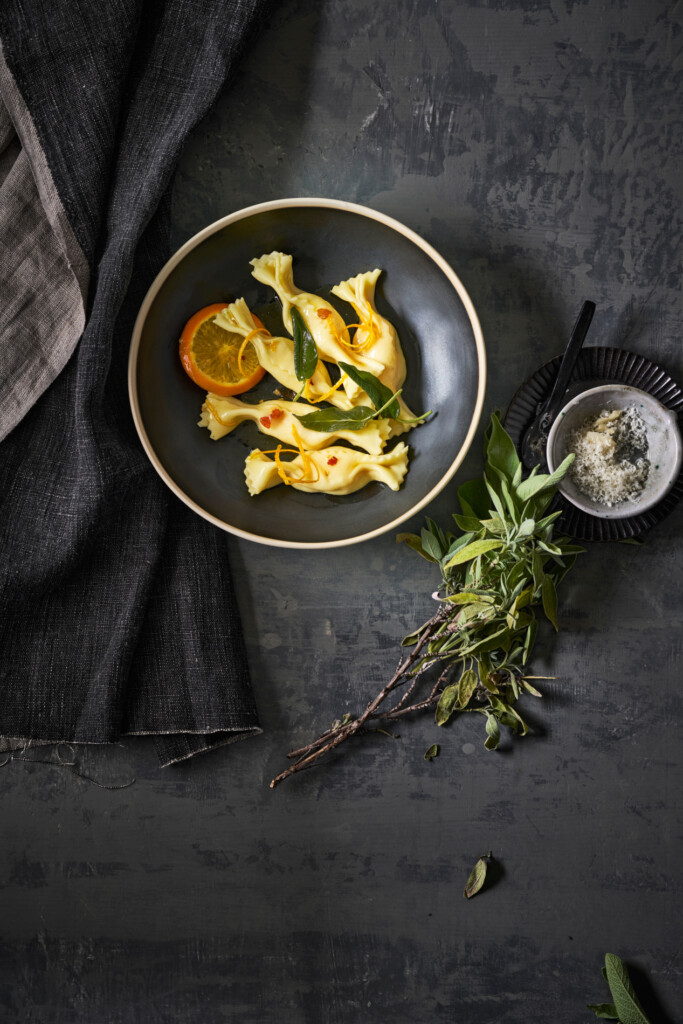 gevulde karamellen met stracciatella, sinaasappelboter & salie