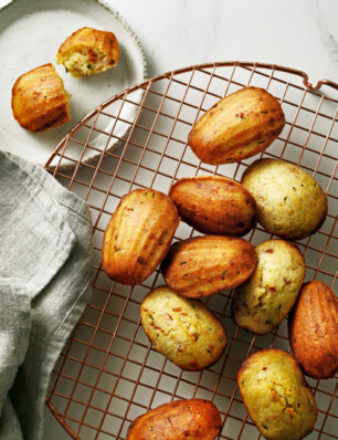 hartige madeleines met spekjes, walnoot en mosterd