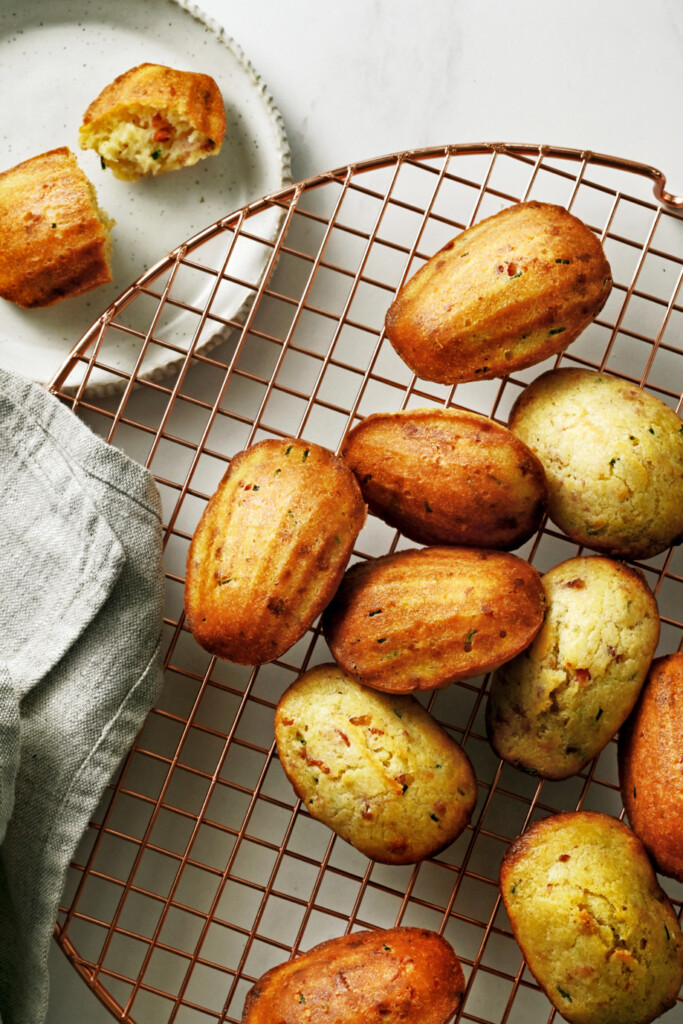 hartige madeleines met spekjes, walnoot en mosterd