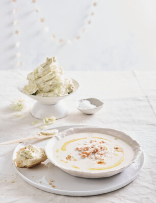 knolselderijsoep met witte boontjes en parmezaansneeuw