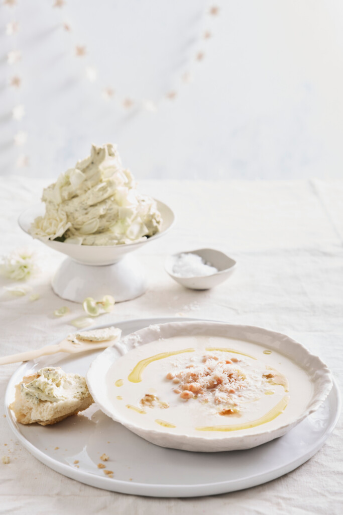 knolselderijsoep met witte boontjes en parmezaansneeuw