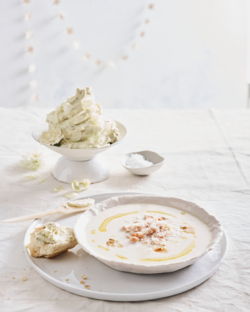 Receptfoto van knolselderijsoep met witte boontjes en parmezaansneeuw