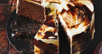 mokka-chiffoncake met gemarmerd mascarponeglazuur