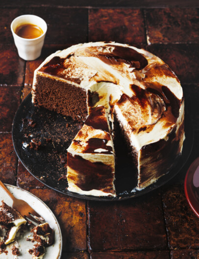 mokka-chiffoncake met gemarmerd mascarponeglazuur