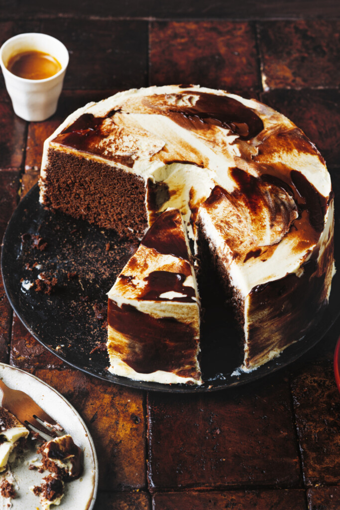 mokka-chiffoncake met gemarmerd mascarponeglazuur