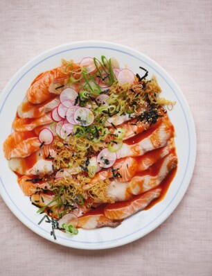 rauwe hamachi en zalm met gochujang-limoendressing uit Pien’s Dinner Club