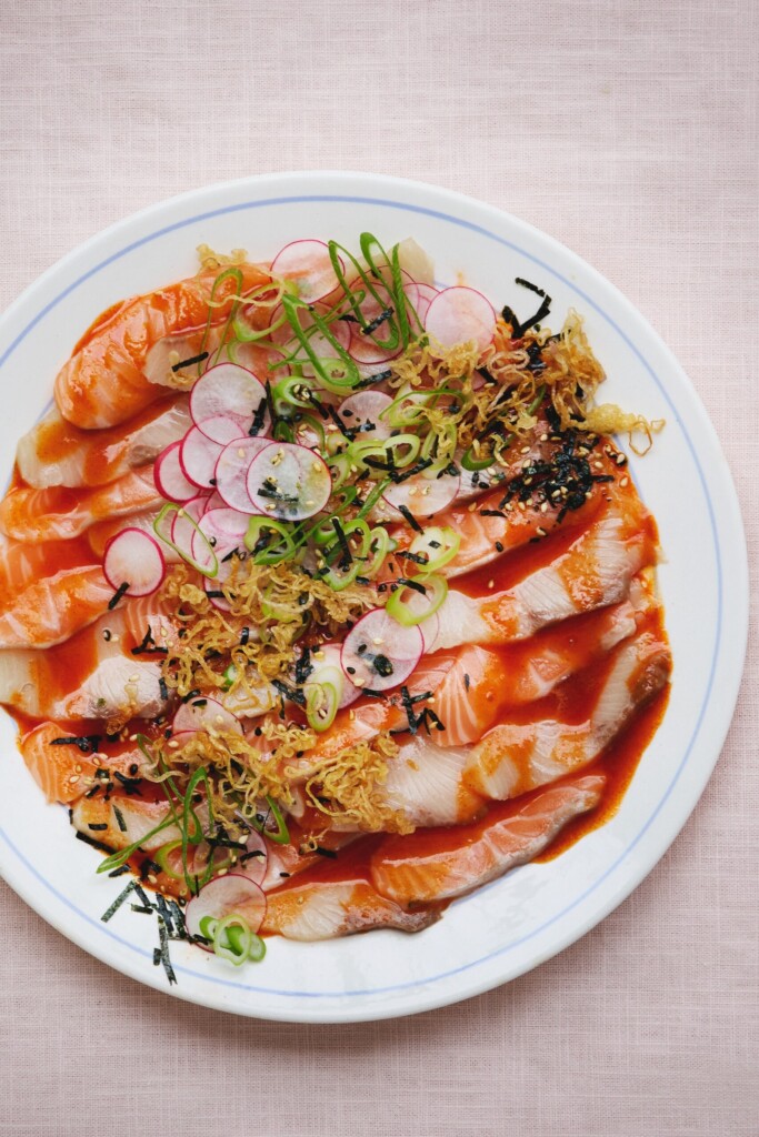 rauwe hamachi en zalm met gochujang-limoendressing uit Pien’s Dinner Club