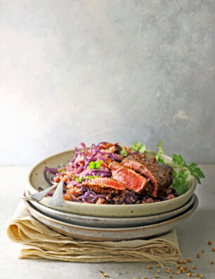 rode kool pilav met biefstuk in sojasaus