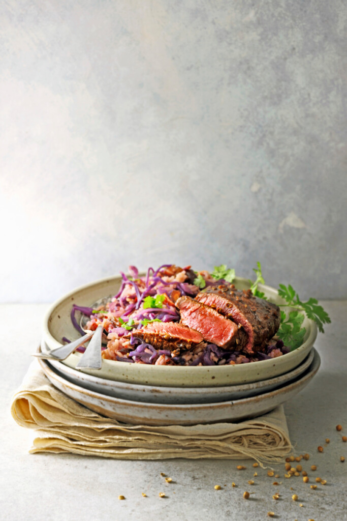 rode kool pilav met biefstuk in sojasaus