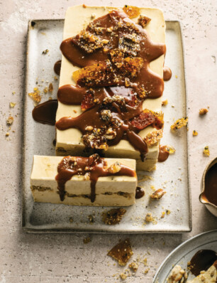 tahini-semifreddo met zaden- en notenkrokant