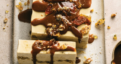 tahini-semifreddo met zaden- en notenkrokant