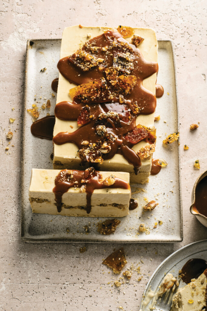 tahini-semifreddo met zaden- en notenkrokant