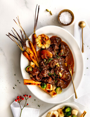 haasstoof met vijgen, kardemom en tijm