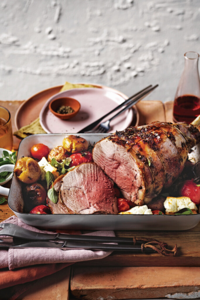 lamsbout met oregano, knoflook & feta-aardappeltjes