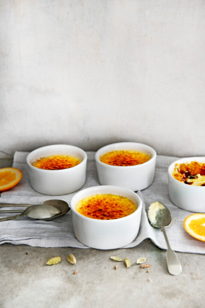 crème brûlée met sinaasappel en kardemom