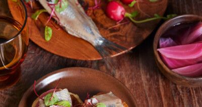 blini van aardappel met haring & ingelegde biet