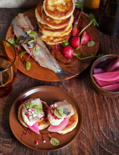 blini van aardappel met haring & ingelegde biet