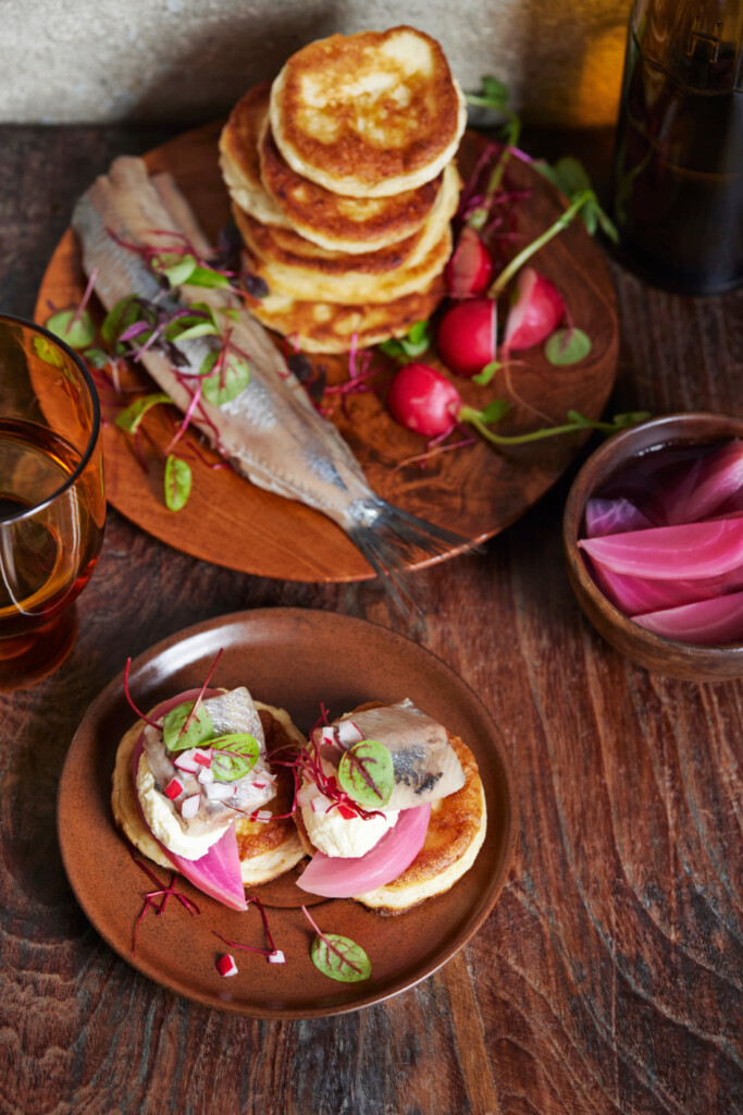 blini van aardappel met haring & ingelegde biet