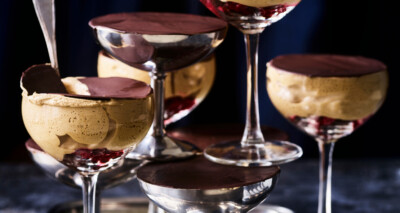 koffiemousse in coupes met krokante chocolade