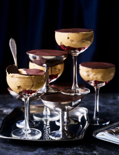 koffiemousse in coupes met krokante chocolade