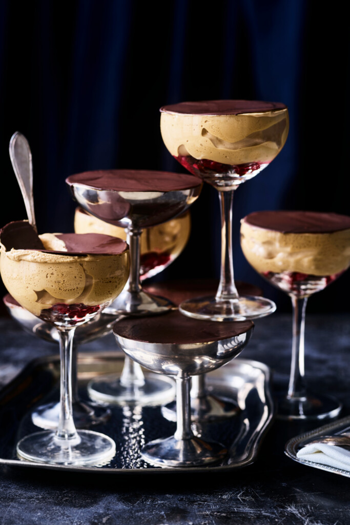 koffiemousse in coupes met krokante chocolade