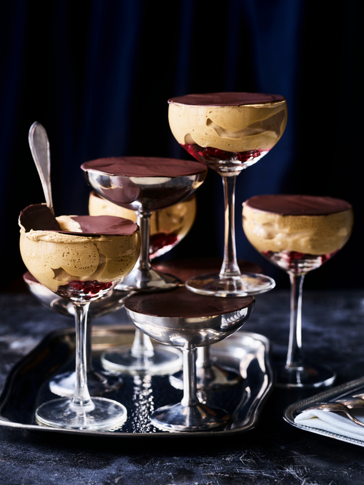 koffiemousse in coupes met krokante chocolade
