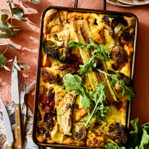 Groente over? Dan wordt de dag daarna een feestje met deze frittata van geroosterde groenten.