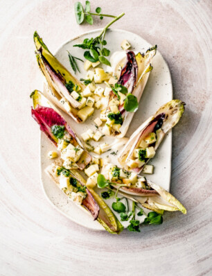 gegrilde witlof op gerookte crème fraîche met appeldressing