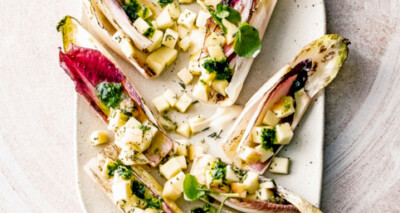 gegrilde witlof op gerookte crème fraîche met appeldressing