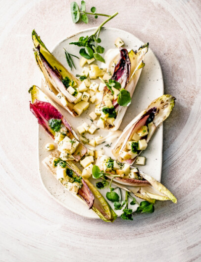gegrilde witlof op gerookte crème fraîche met appeldressing