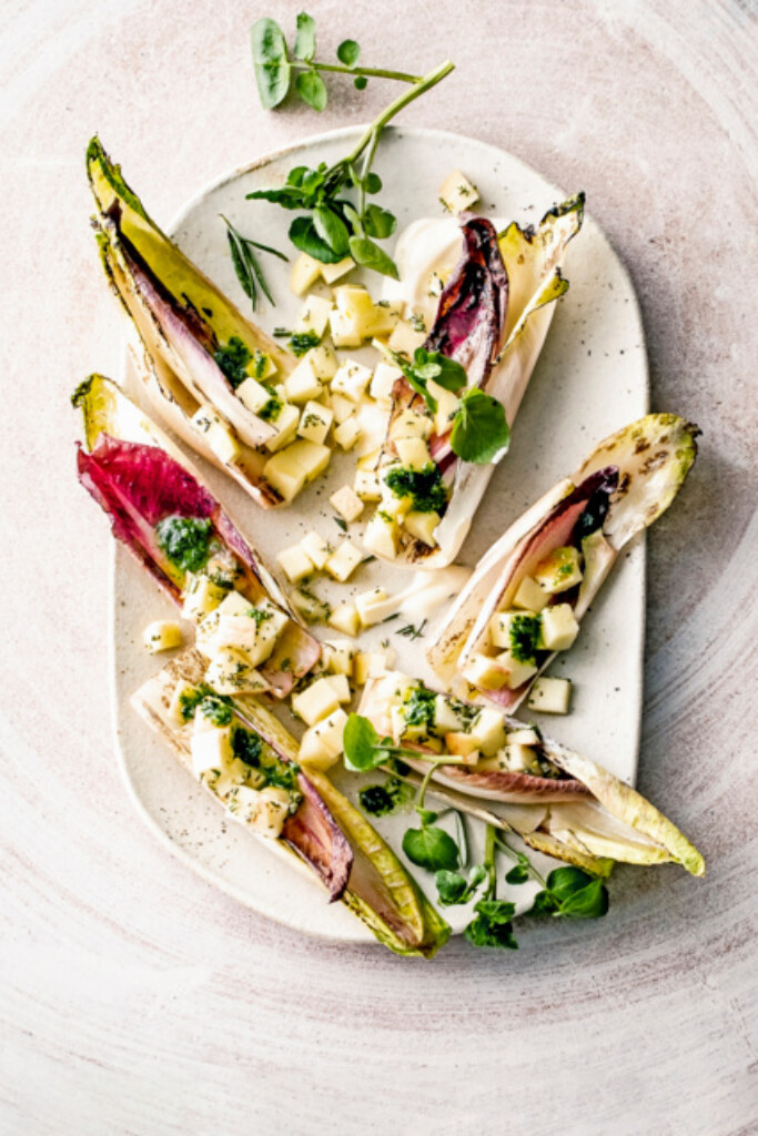 gegrilde witlof op gerookte crème fraîche met appeldressing