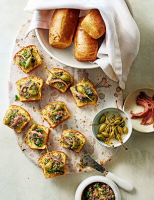 kruidenbrioche met olijventapenade en ansjovis van Rutger Bakt