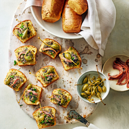 Deze kruidenbrioche met olijventapenade en ansjovis van Rutger laat zien hoe goed brioche ook in hartige vorm werkt. Een elegant hapje dat perfect past bij een borrel of feestelijk diner.