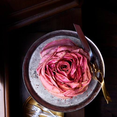 Té mooi om aan te snijden, maar iedereen wil deze rozentaart met een kick van negroni uiteindelijk toch proeven!