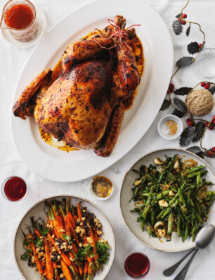 gebraden kalkoen met ancho-chilisaus, citroenige boontjes & zoetzure wortels