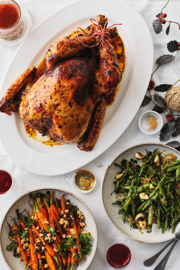 gebraden kalkoen met ancho-chilisaus, citroenige boontjes & zoetzure wortels