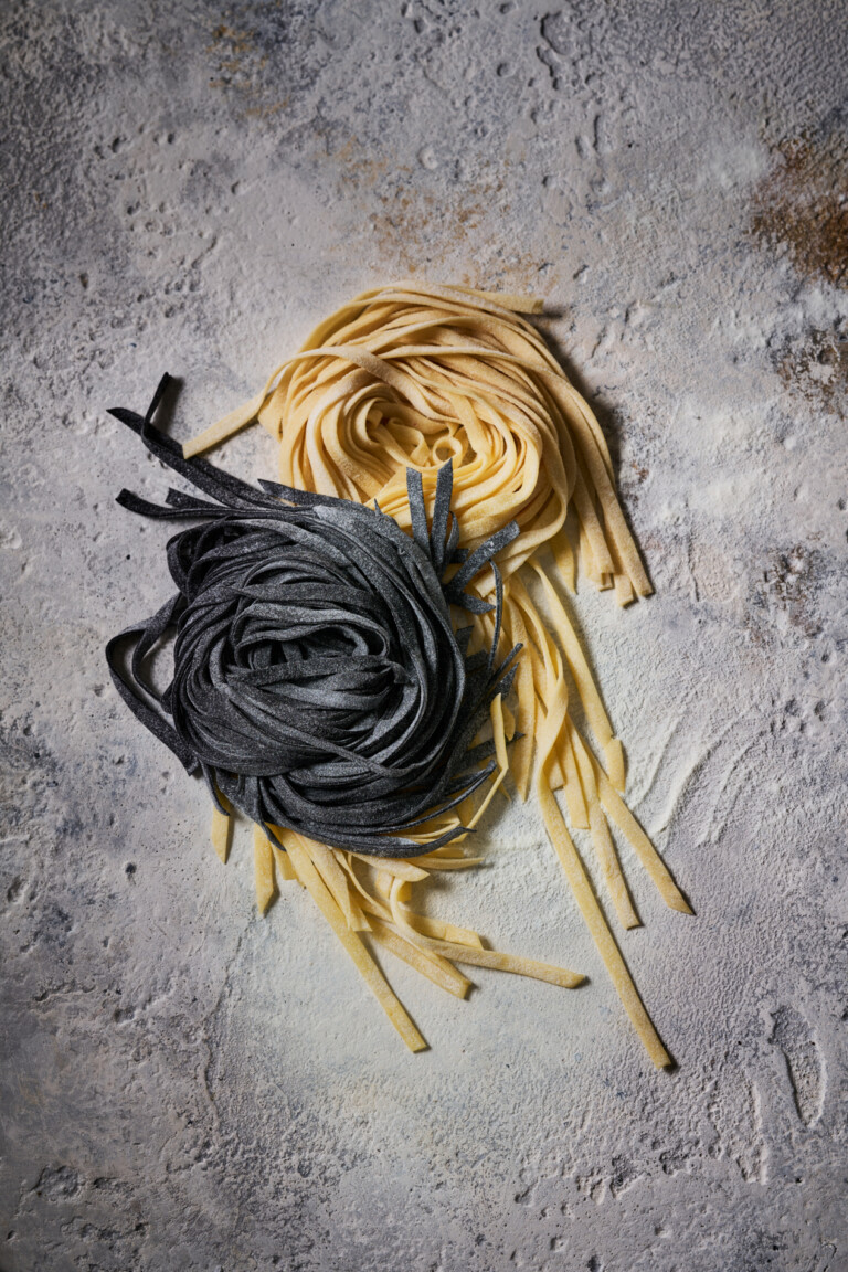 pastadeeg (spaghetti zwart en wit)