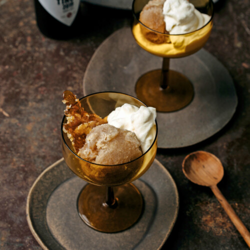Op zoek naar een bijzonder nagerecht dat verrast? Deze port barrel aged biersorbet met notenkaramel en geslagen boerenroom laat zien dat bier perfect werkt in desserts.