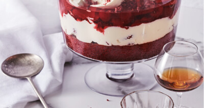 red velvet trifle met roodfruit, gin-jelly en rozenwater