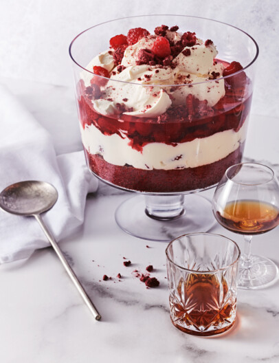 red velvet trifle met roodfruit, gin-jelly en rozenwater