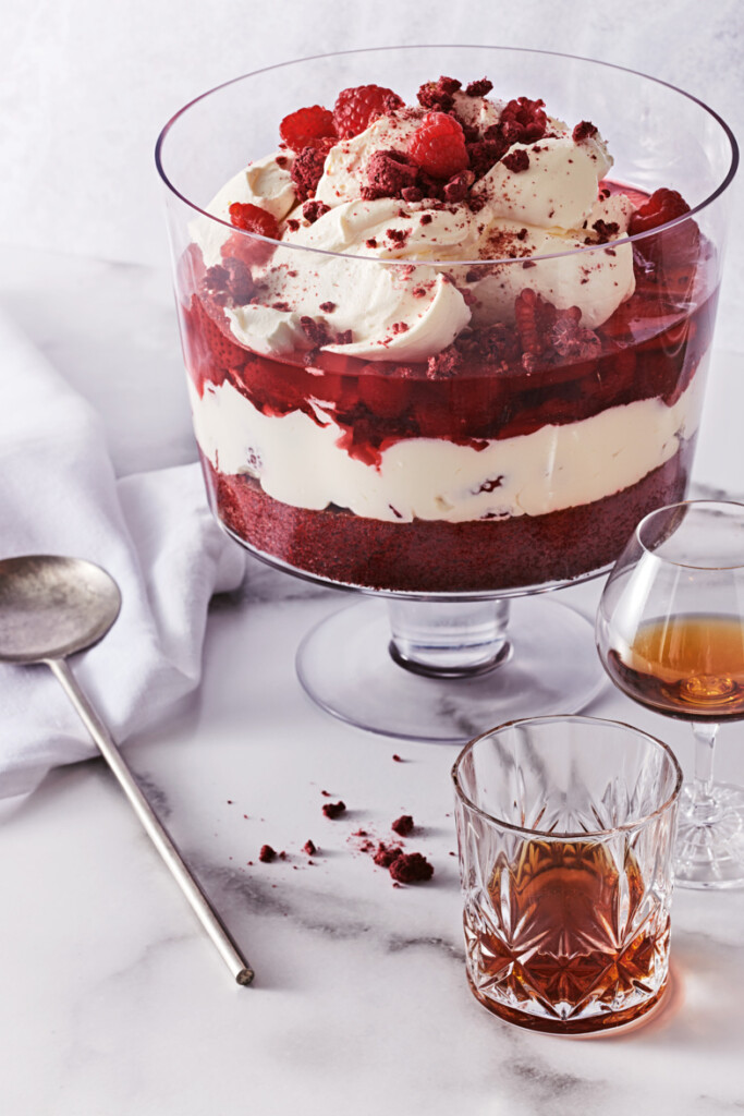 red velvet trifle met roodfruit, gin-jelly en rozenwater
