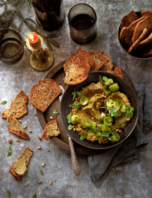 rommelige dip van geroosterde spruiten & pijnboompitten – van Yvette van Boven