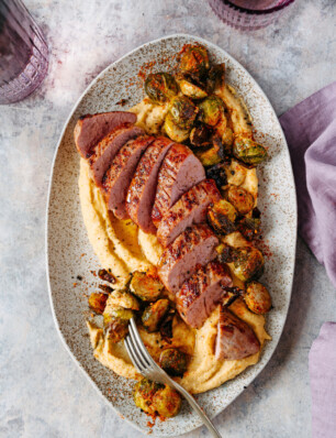 varkenshaasje met sinaasappel-bonenpuree & spruitjes